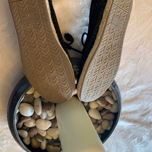 - Toms suede shoes - Picture 2 of 4